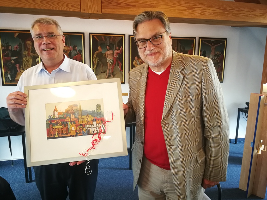 Von Kirchenpräsident zu Kirchenpräsident: Christian Schad (l.) übergibt das pfälzische Geschenk an Gastgeber Joachim Liebig aus Anhalt.