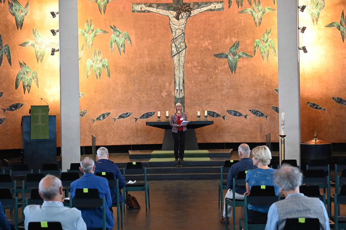 Kennt sich mit Fundraising aus: Pfarrerin Cornelia Zeißig in der Friedenskirche Ludwigshafen. Foto lk/Rummel.
