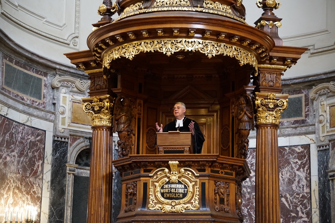 Zu Gast im Berliner Dom: Der pfälzische Kirchenpräsident Christian Schad bei seiner Predigt.