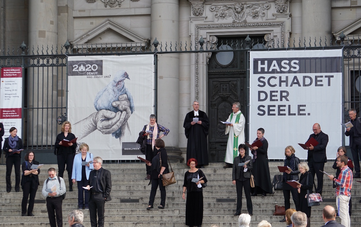 Gemeinschaftlicher Gesang mit Kirchenpräsident Schad (oben links) und Domprediger Müller (oben rechts) vor dem Berliner Dom.