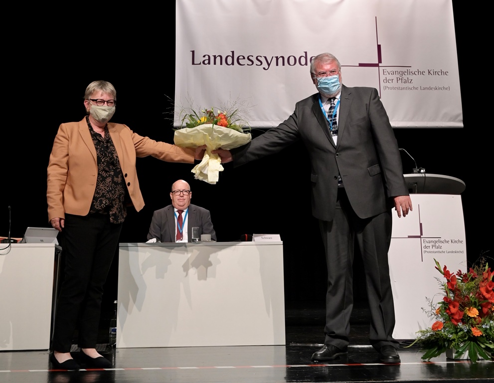 Wüst nimmt die Glückwünsche von Synodalpräsident Lorenz in Empfang.