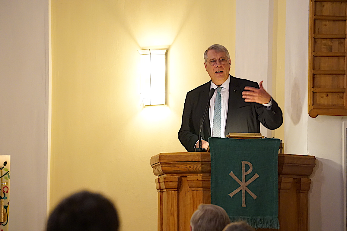 Kirchenpräsident Schad bei seinem Luther-Vortrag. Foto: lk/Jahn