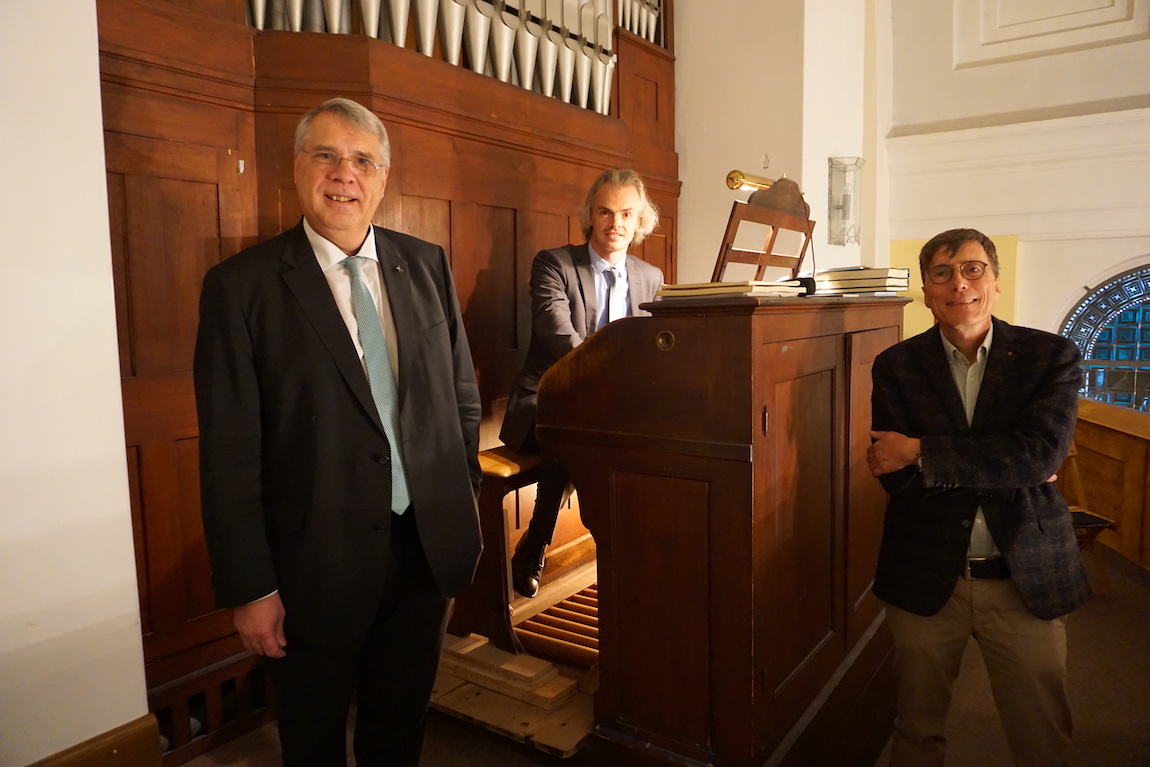 Kirchenpräsident Schad, Bezirkskantor Reichert und Pfarrer Keinath an der Steinmeyer-Orgel in Maikammer. Foto: lk/Jahn