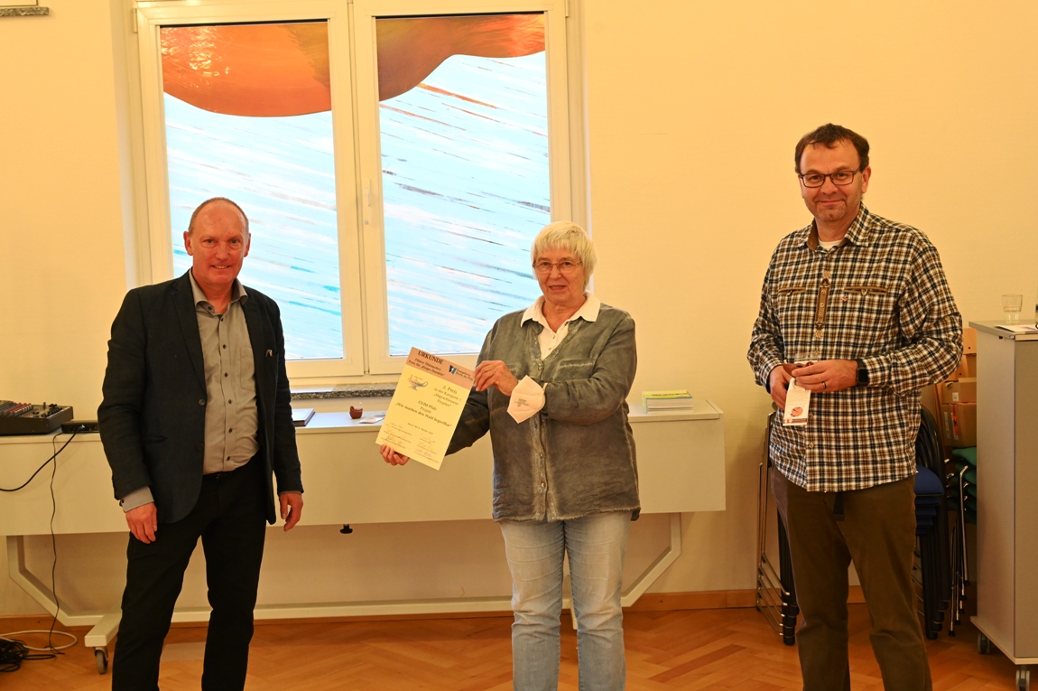 2. Preis der abgeschlossenen Projekte an den CVJM: Übergabe von Götz Geburek (l.) an Margit Obländer-Zech (Mitte) und Ronald Rosenthal.