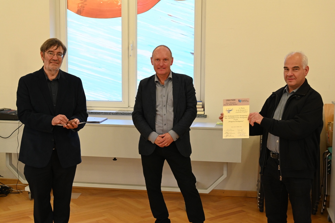 2. Platz der laufenden Projekte an die Kirchengemeinde Weingarten: Pfarrer Wilhelm Kwade (l.) und Presbyter Harald Keller (r.) nehmen den Preis von Götz Geburek entgegen. 