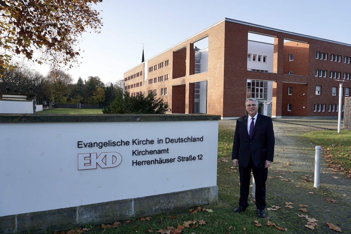 Kirchenpräsident Christian Schad vor dem Amt der EKD in Hannover. Foto: lk/Jahn
