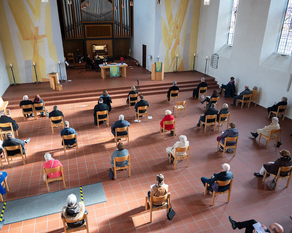 Zahlreiche Gottesdienstbesucher unter Coronabedingungen beim Festgottesdienst in der Johanneskirche Pirmasens. Foto: lk/Seebald