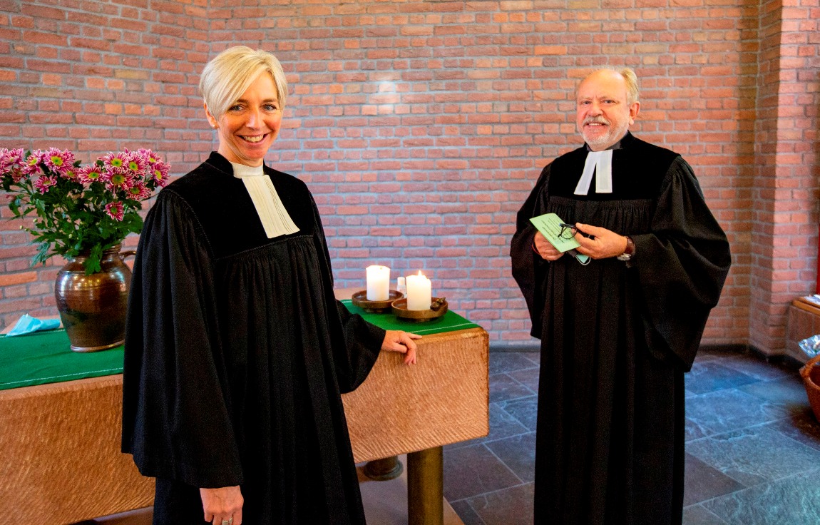Britta Geburek-Haag (l.) übernimmt die Evangelische Studierendengemeinde der Universität Kaiserslautern von ihrem Vorgänger Eckart Stief.