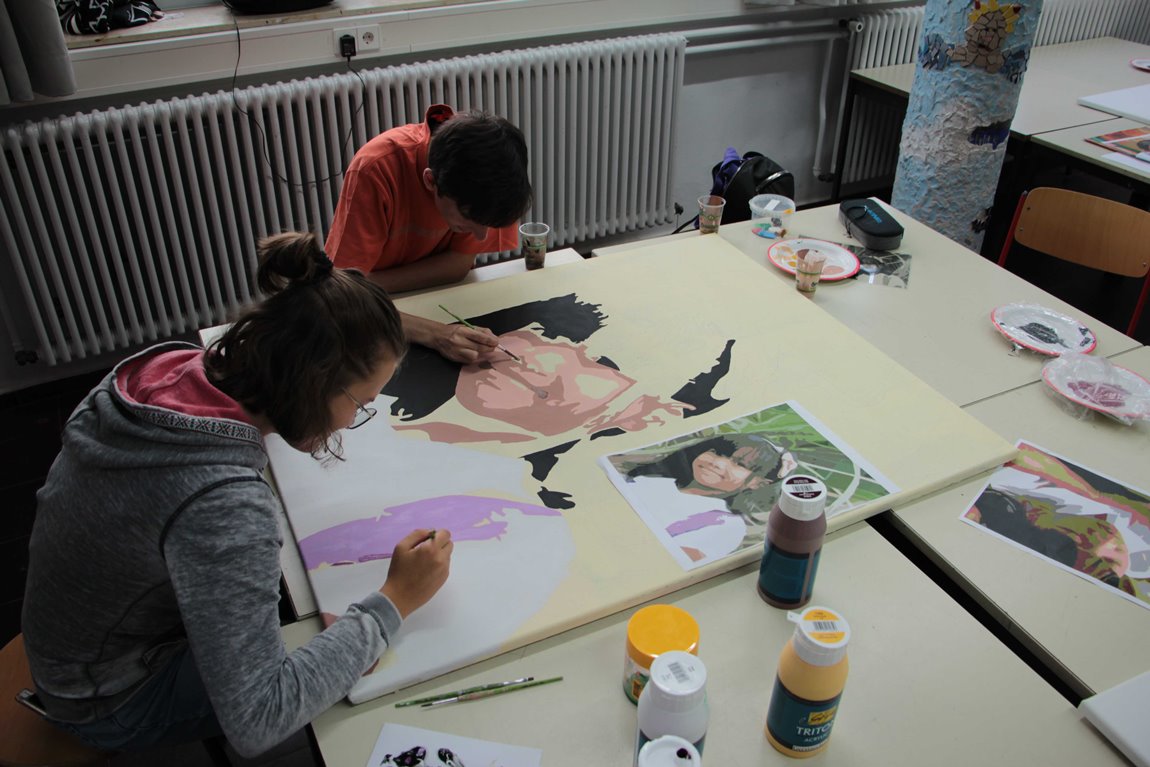 Schülerin Lara Giebel und Schüler Jonas Fuchs malen die Acrylbilder aus.