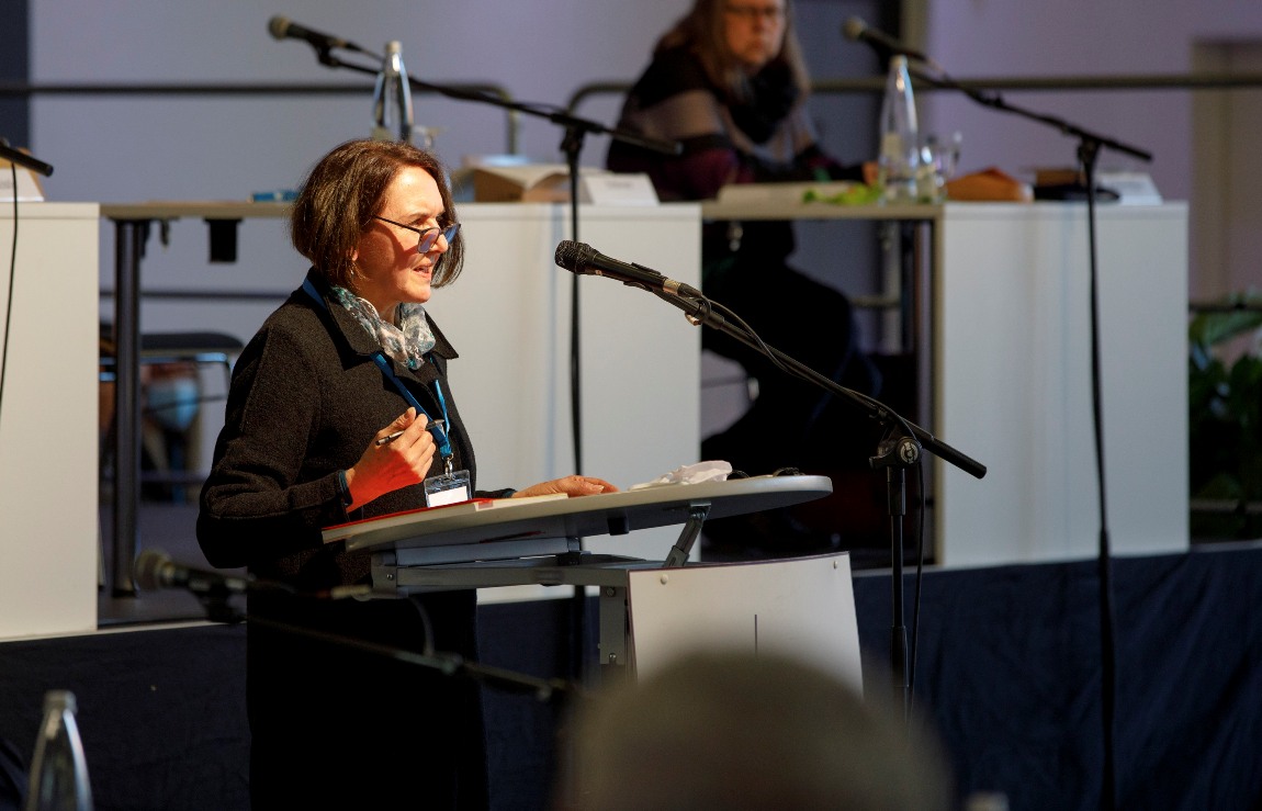 Oberkirchenrätin und Finanzdezernentin Karin Kessel vor der Synode.