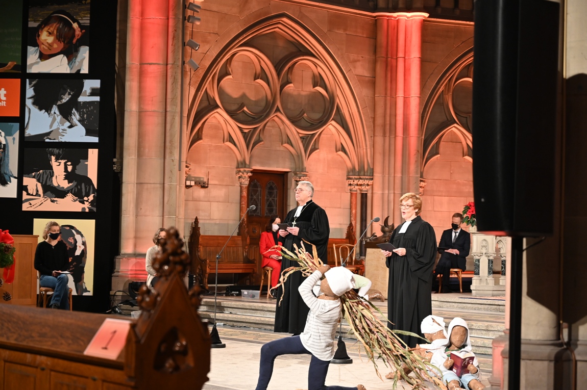 Der pfälzische Kirchenpräsident Christian Schad  und Cornelia Füllkrug-Weitzel, die Präsidentin von Brot für die Welt, eröffnen die 62. Spendenaktion in Speyer.