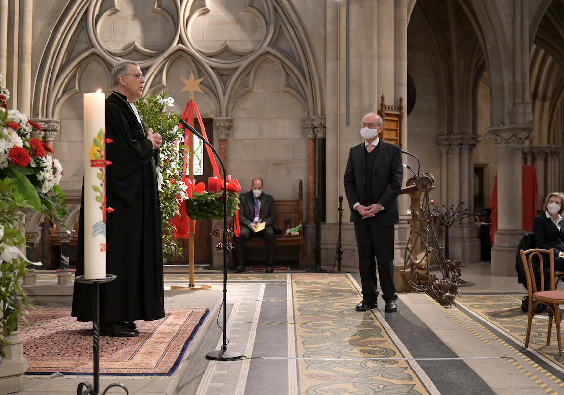 Kirchenpräsident Christian Schad bei der Verabschiedung von Oberkirchenrat Dieter Lutz. Foto: lk/Landry.