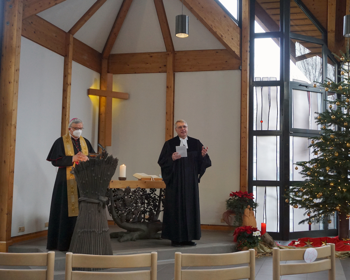 Bischof Wiesemann und Kirchenpräsident Schad in der Kapelle des Evangelischen Krankenhauses Bad Dürkheim. Foto: lk/Jahn.