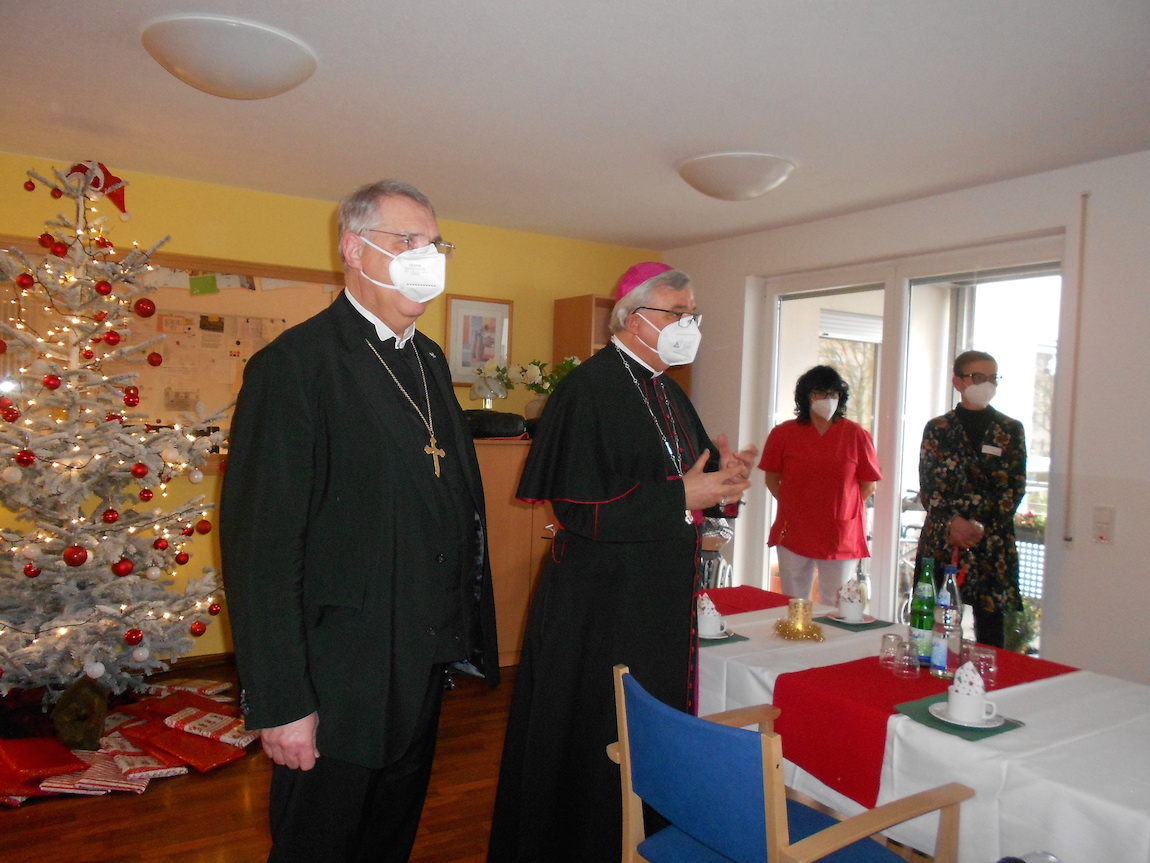 Kirchenpräsident Christian Schad, Bischof Karl-Heinz-Wiesemann und die Leiterin des CAZ St. Hedwig, Jutta Asal von Wuthenau. Foto: lk/Jung.