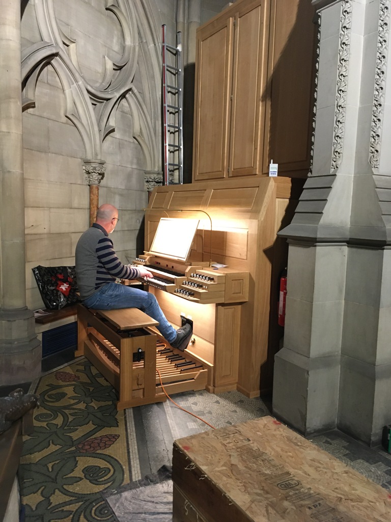 Orgelbauer Andreas Saage intoniert die neue Chororgel der Firma Klais Bonn.