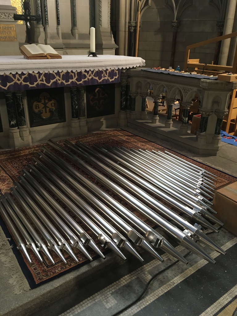 Orgelpfeifen vorm Altar der Gedächtniskirche warten darauf, abgestimmt zu werden.