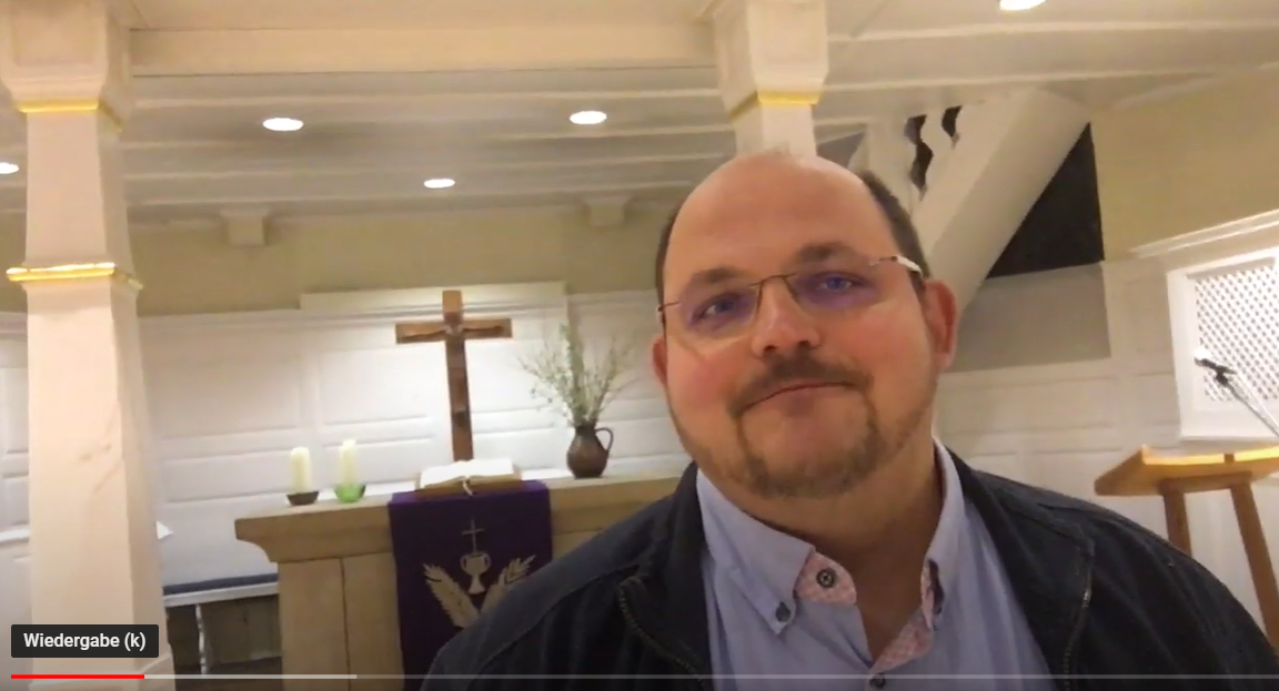 Vor einem Jahr gestartet: Pfarrer Christopher Markutzik mit seinem ersten YouTube-Video aus der Peterskirche Sausenheim. 