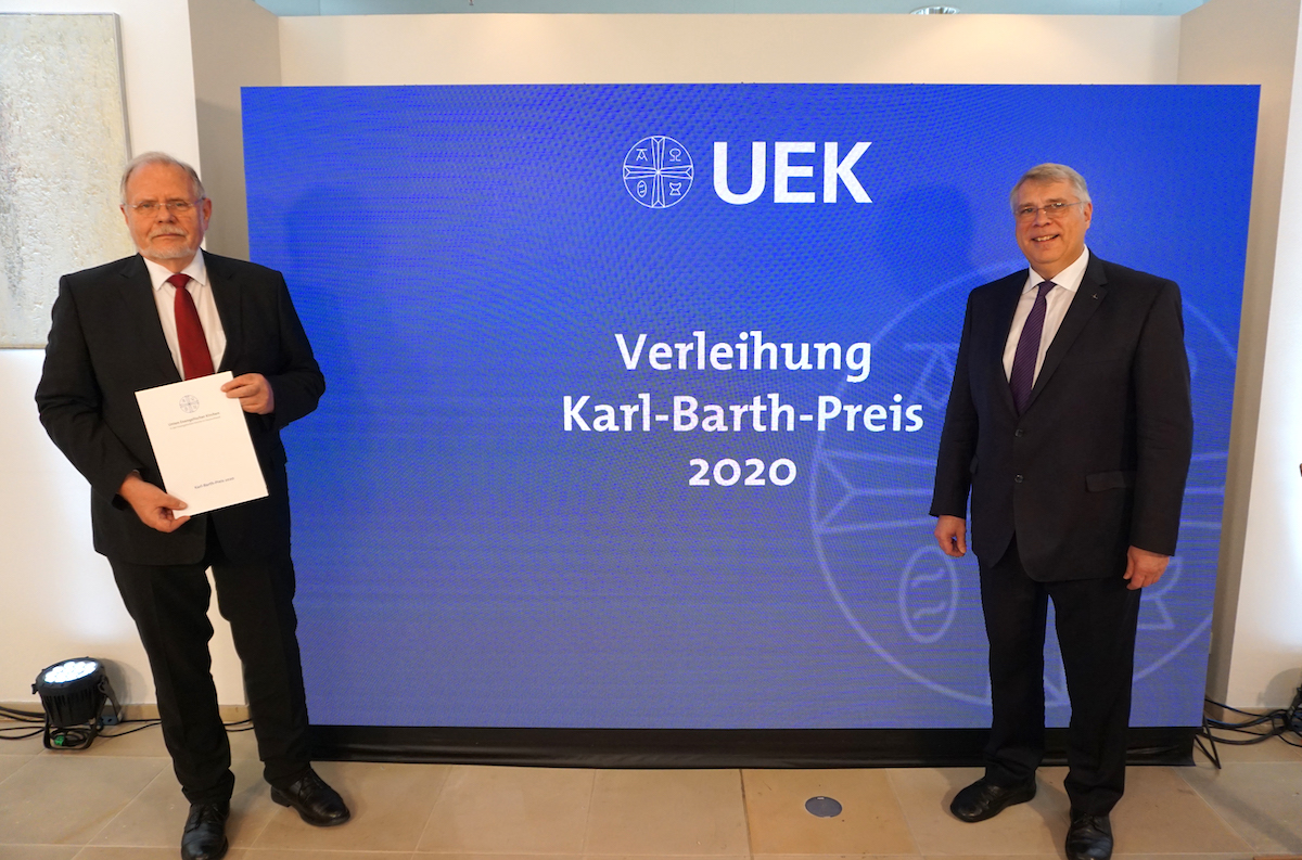 Michael Beintker und Christian Schad bei der Übergabe des Karl-Barth-Preises in Hannover. Foto: lk/Jahn.