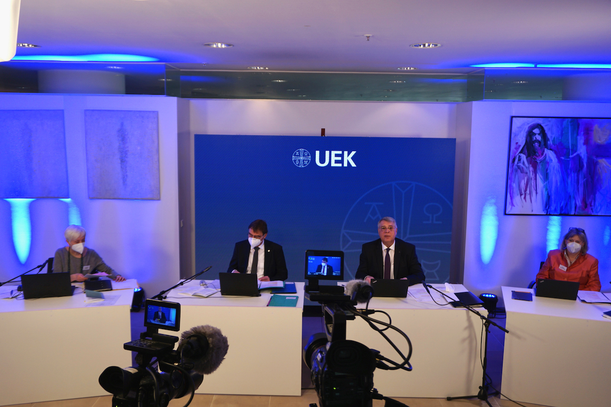 Präsidium der UEK bei der digitalen Vollkonferenz. Von links nach rechts: Brigitte Andrae, Volker Jung, Christian Schad und Petra Bosse-Huber. Foto: lk/Jahn.