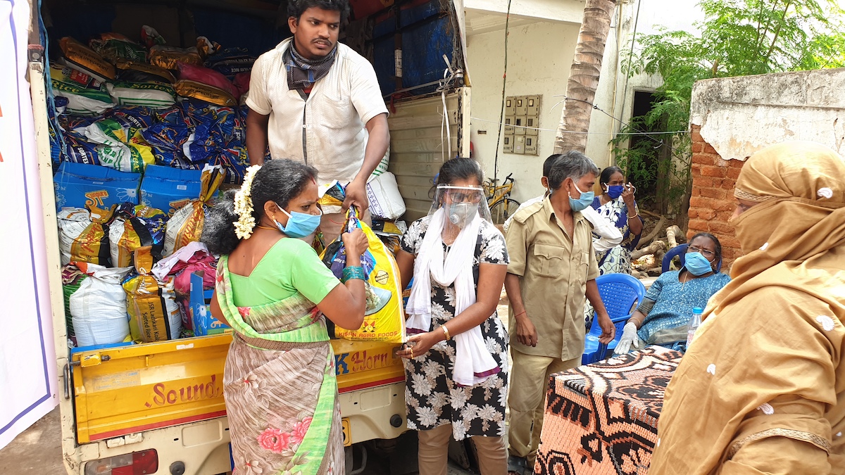 Indien, Bangalore, Mai 2020. Die Partnerorganisation der Diakonie Katastrophenhilfe CASA verteilt Lebensmittel und Hygieneartikel an Bedürftige in den Slums von Bangalore. Foto: Diakonie.