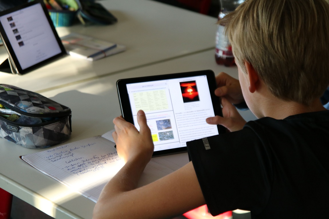 Schülerinnen und Schüler des Evangelischen Trifels-Gymnasiums können dank des Digitalpakts mit digitalen Medien lernen. Foto: lk/Heintz.