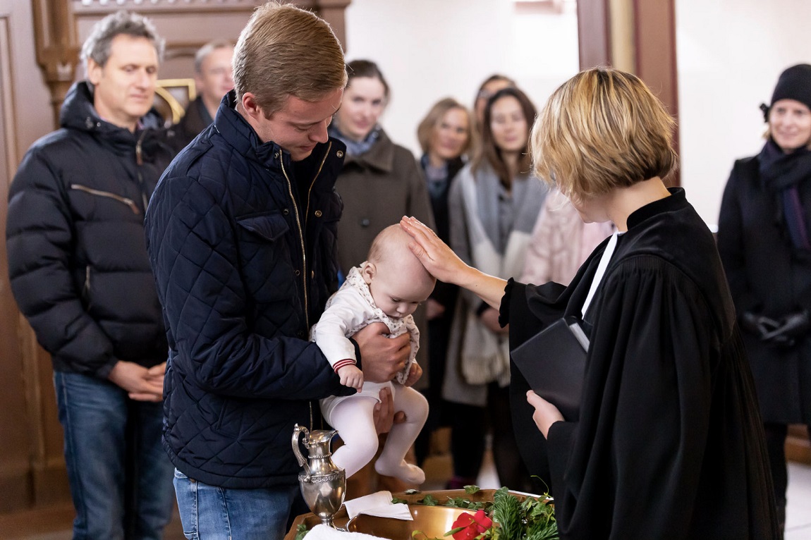 Pfälzische und badische Landeskirche beraten beim Tauftag, wie mehr Familien ihre Kinder taufen lassen können. Foto: lk/Heide Merkel.