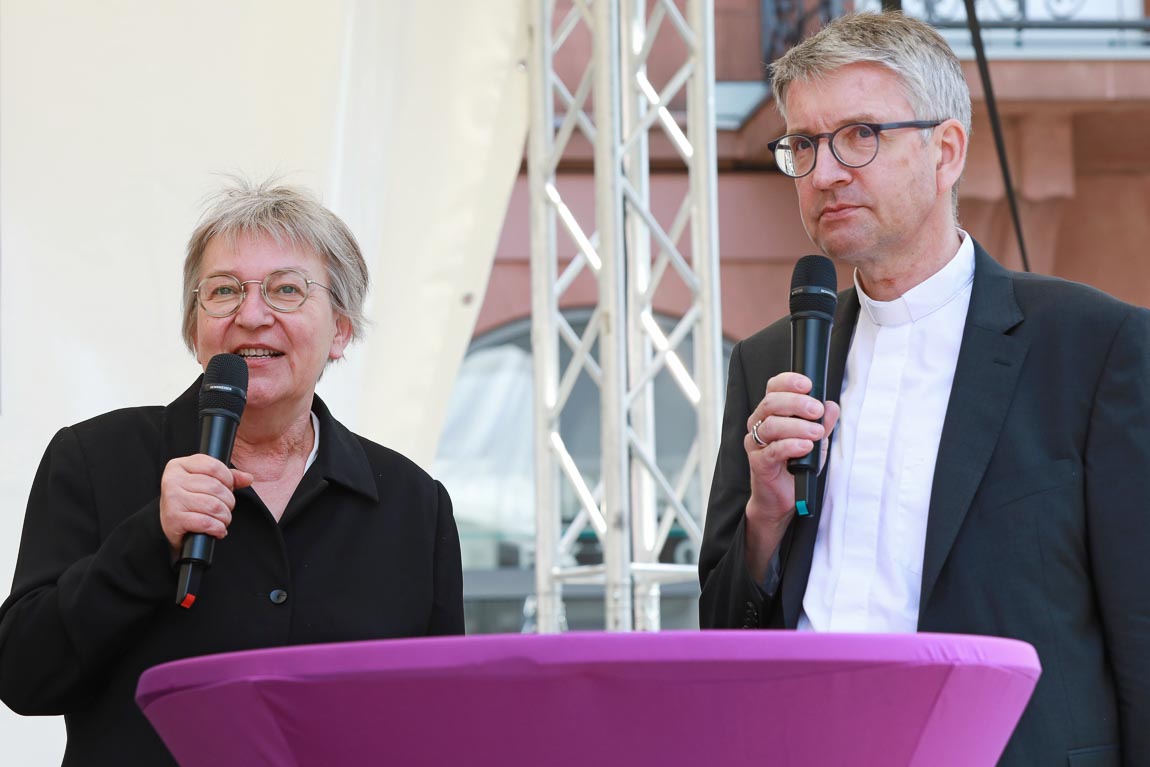 Im Gespräch: Dorothee Wüst und Bischof Peter Kohlgraf. Foto: EKHN