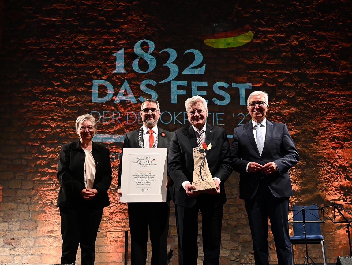 Dorothee Wüst, Neustadts Oberbürgermeister Marc Weigel, Joachim Gauck und der rheinland-pfälzische Innenmister Roger Lewentz (von links). Foto: lk/Mehn