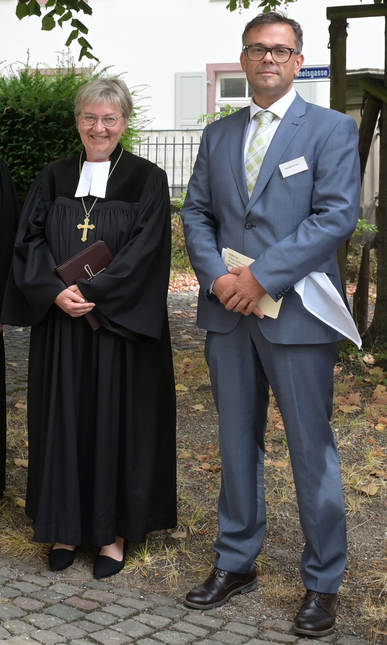 Kirchenpräsidentin Dorothee Wüst mit Pfarrer Florian Gärtner (Foto: lk/landry)