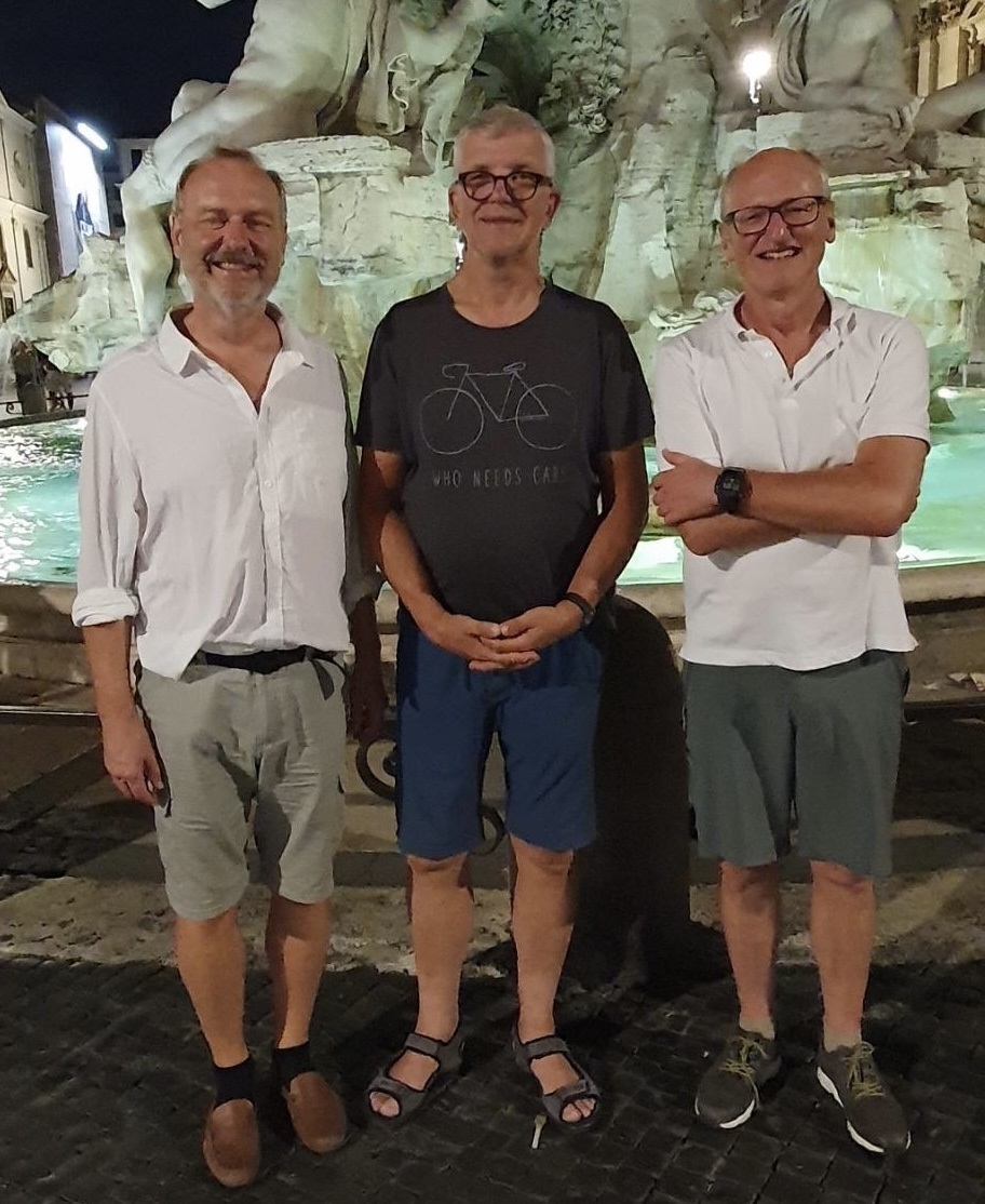 Endlich am Ziel: Arnd Götzelmann, Hans Hebart und Friedrich Schmidt-Roscher (vlnr) vor dem Brunnen an der Piazza Navona (Foto: lk/privat/Sabine Kappeler)