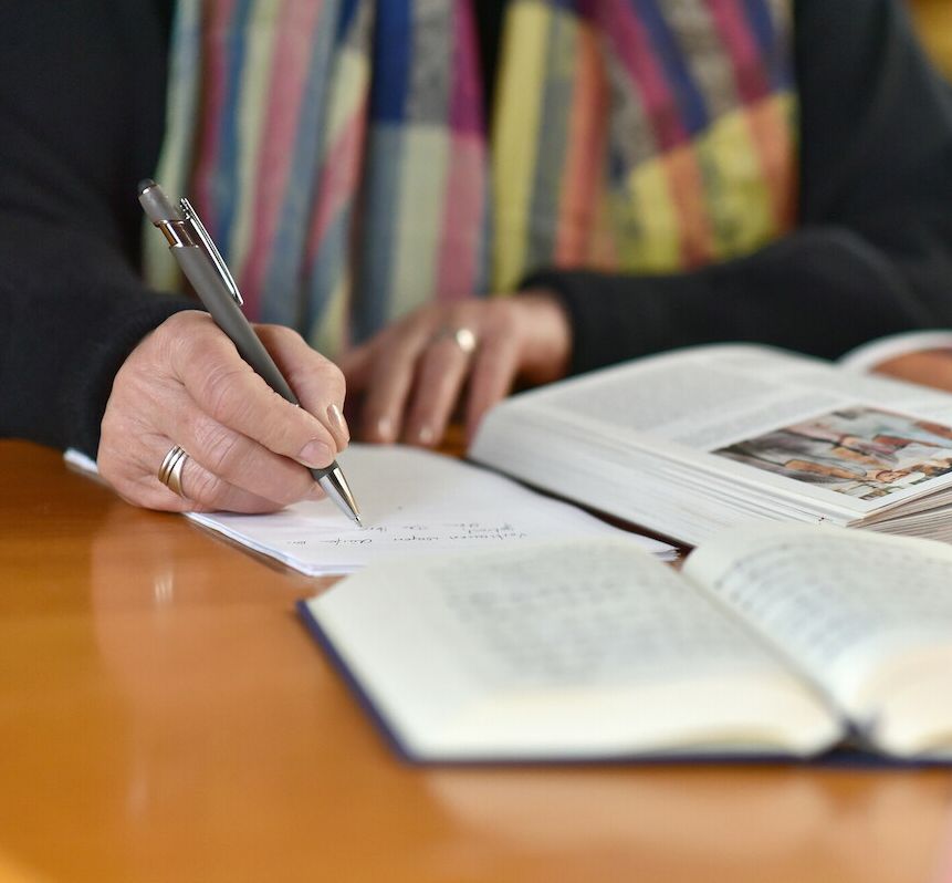 Vor den Gottesdiensten werden die Lese-Predigten bearbeitet. Foto: Fundus/Tobias Frick