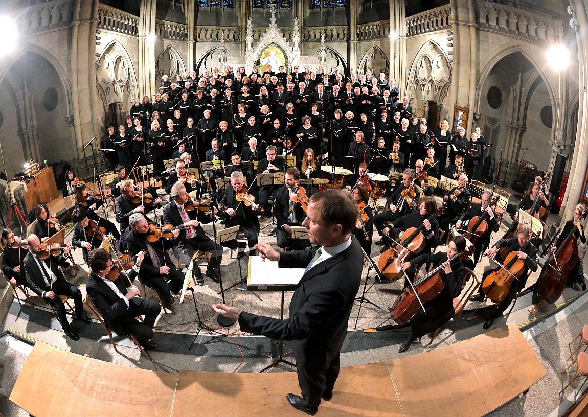 Jochen Steuerwald dirigiert den Evangelischen Oratorien-Chor. Foto: Amt f. Kirchenmusik/Landry