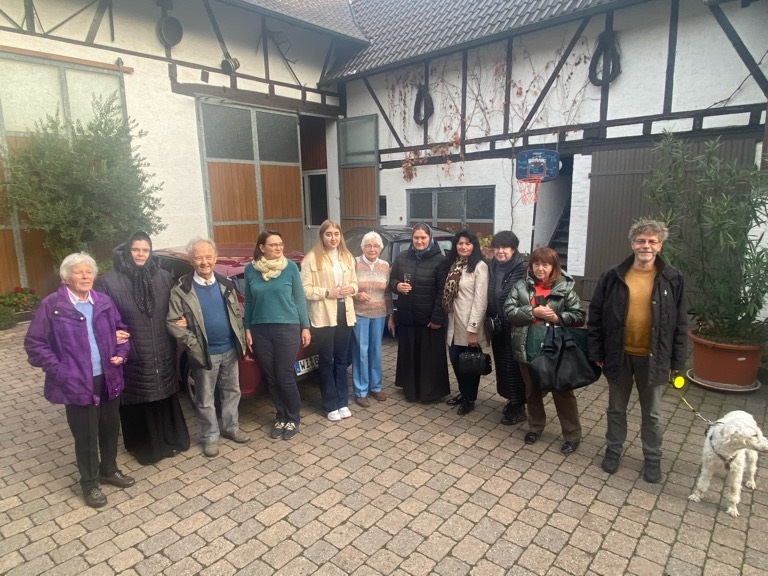 Ein wenig Entspannung im Weingut: Oberin Mutter Serafima (2. v. l.) mit ihren Mitarbeiterinnen und Mitgliedern des Arbeitskreises Ukraine. (Foto: DeVil)