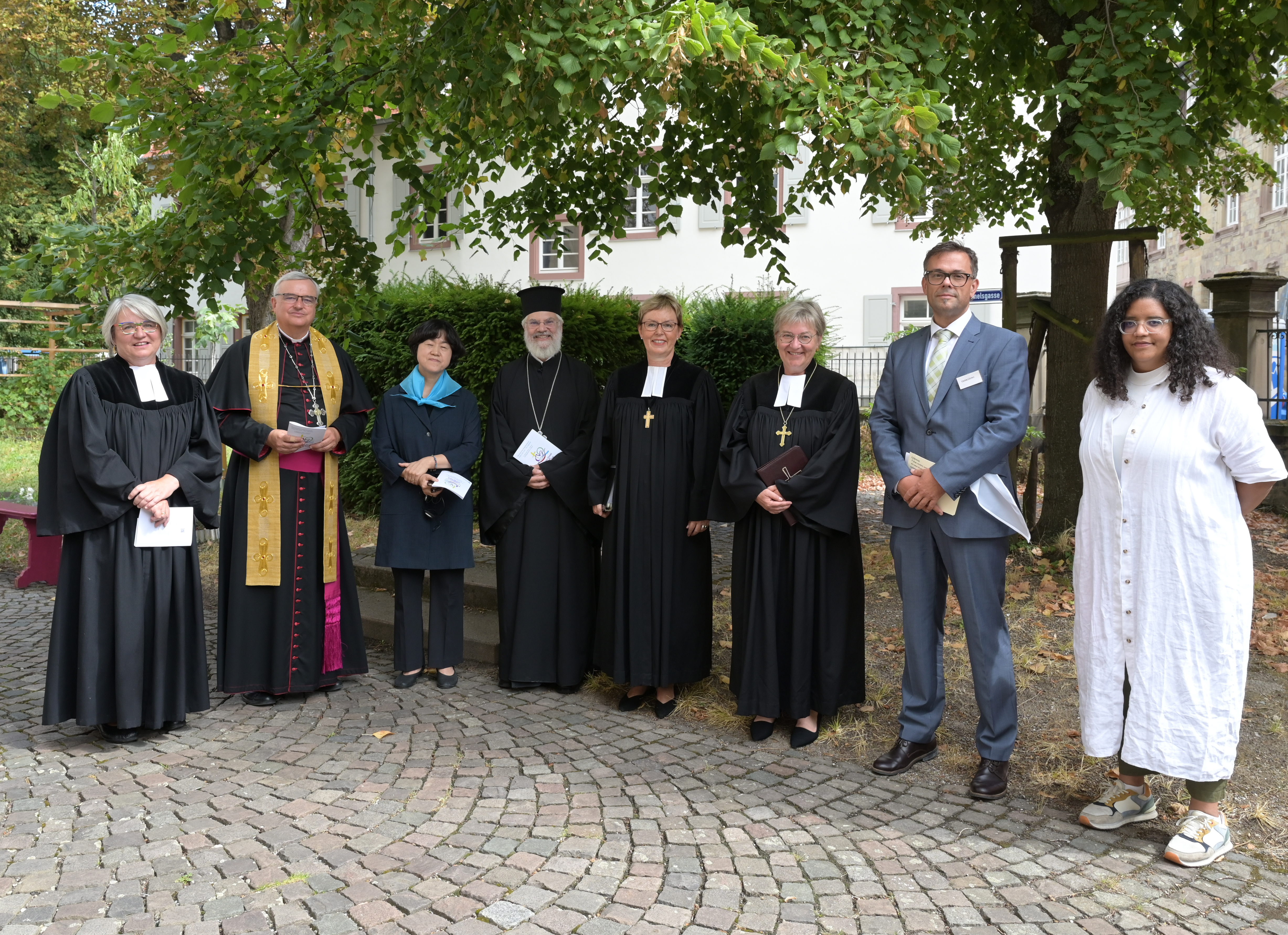 v.l.n.r. Pfarrerin Christine Gölzer, Bischof Karl-Heinz Wiesemann, Reverend EUN JEONG SON, Erzpriester Georgios Basioudis, Oberkirchenrätin Marianne Wagner, Kirchenpräsidentin Dorothee Wüst, Pfarrer Florian Gärtner, Mara Zöller (Foto: lk/is/Landry)