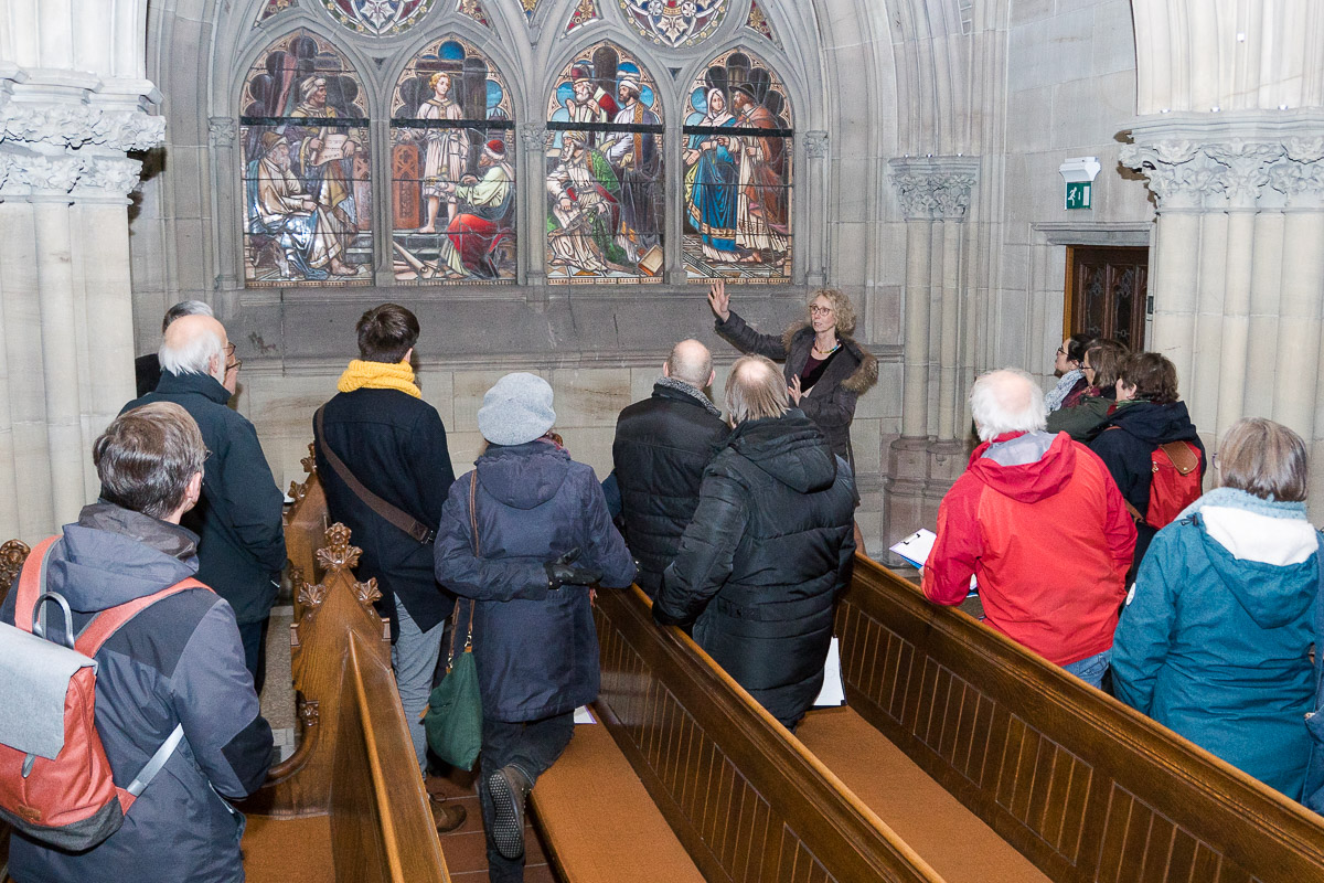 Kunsthistorikerin Martina Langel gibt Tipps, wie sich in der Speyerer Gedächtniskirche Schwerpunkte für eine Führung finden. Foto: lk/Wagner 