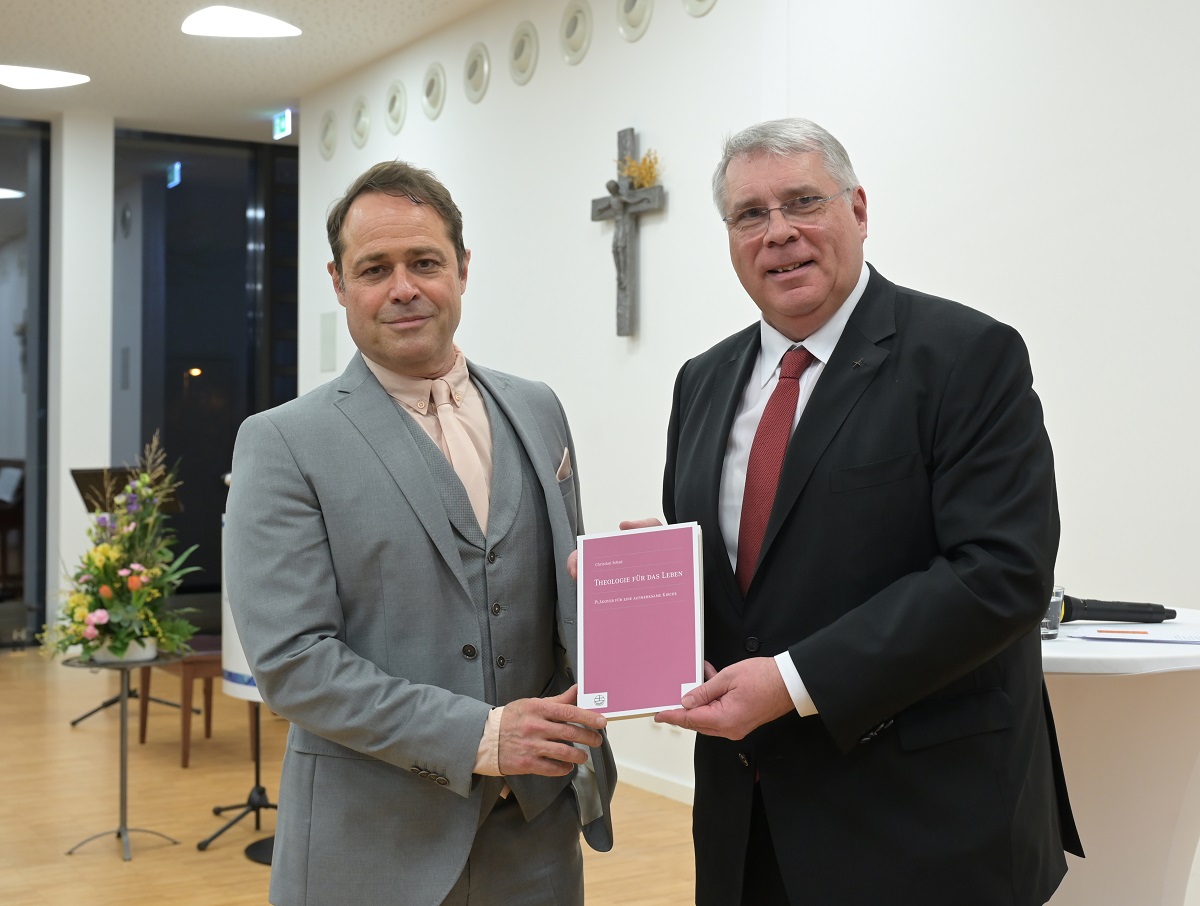 Differenzierter Denker: Michael Roth (links) hat das Buch von Christian Schad besprochen, das zu dessen 65. Geburtstag erschienen ist. Foto: Landry