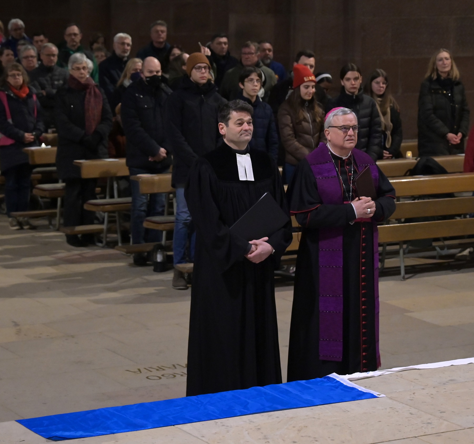 Solidarität zeigen und "selbst zu Werkzeugen des Friedens werden": Ökumenisches Friedensgebet im Speyerer Dom.