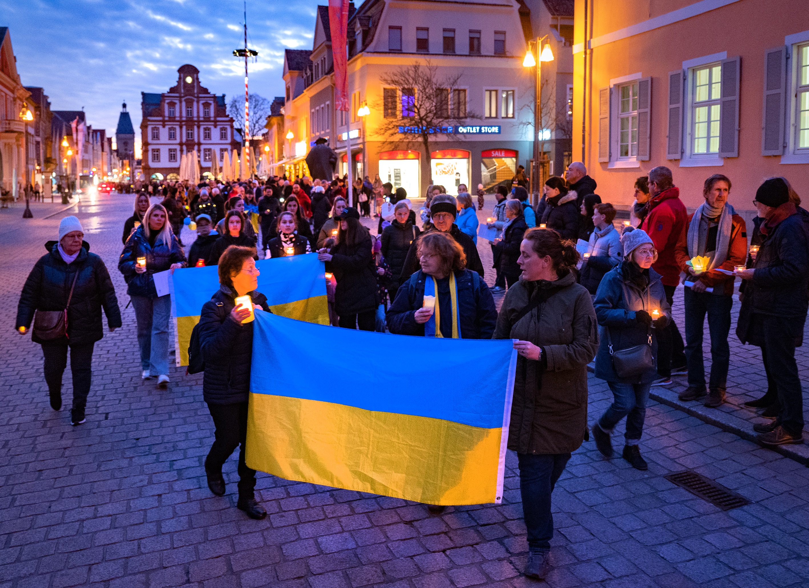 Vor dem Friedensgebet fand eine Lichterkette entlang der Speyerer Maximilianstraße statt.