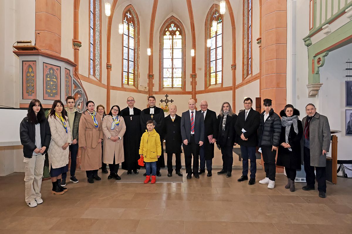 Viele gestalteten den Festgottesdienst, darunter Pfarrerin Corinna Weissmann (5. v. l.), Dekan Dietmar Zoller (7. v. l.), Oberkirchenrat Markus Jäckle (8. v. l.) und Landesdiakoniepfarrer Albrecht Bähr (6. v. r.) – und nicht zuletzt Menschen aus der Ukraine. Foto: lk/Norman Krauß