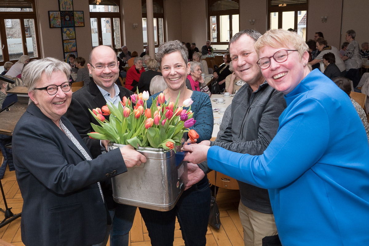 Kirchenpräsidentin Dorothee Wüst (ganz links) überreicht symbolisch das Geschenk: Die Suppenküche bekommt einen neuen Thermo-Topf. Außerdem im Bild (von links): Dekan Paul Metzger, Vera Klaunzer (Gemeindepädagogischer Dienst), Hansjoachim Schnepf (Suppenküchenteam) und Kerstin Bartels (Pfarrerin der Jona-Kirchengemeinde). Foto: lk/Wagner