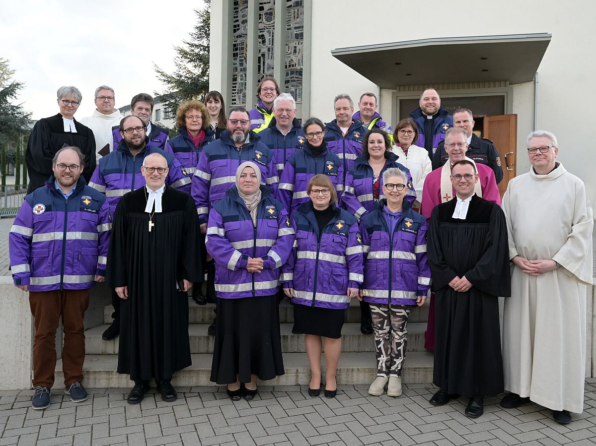 Frisch entsandte Notfallseelsorgende und Kriseninterventionshelferinnen mit den Beteiligten des Gottesdienstes. Foto: is/Landry