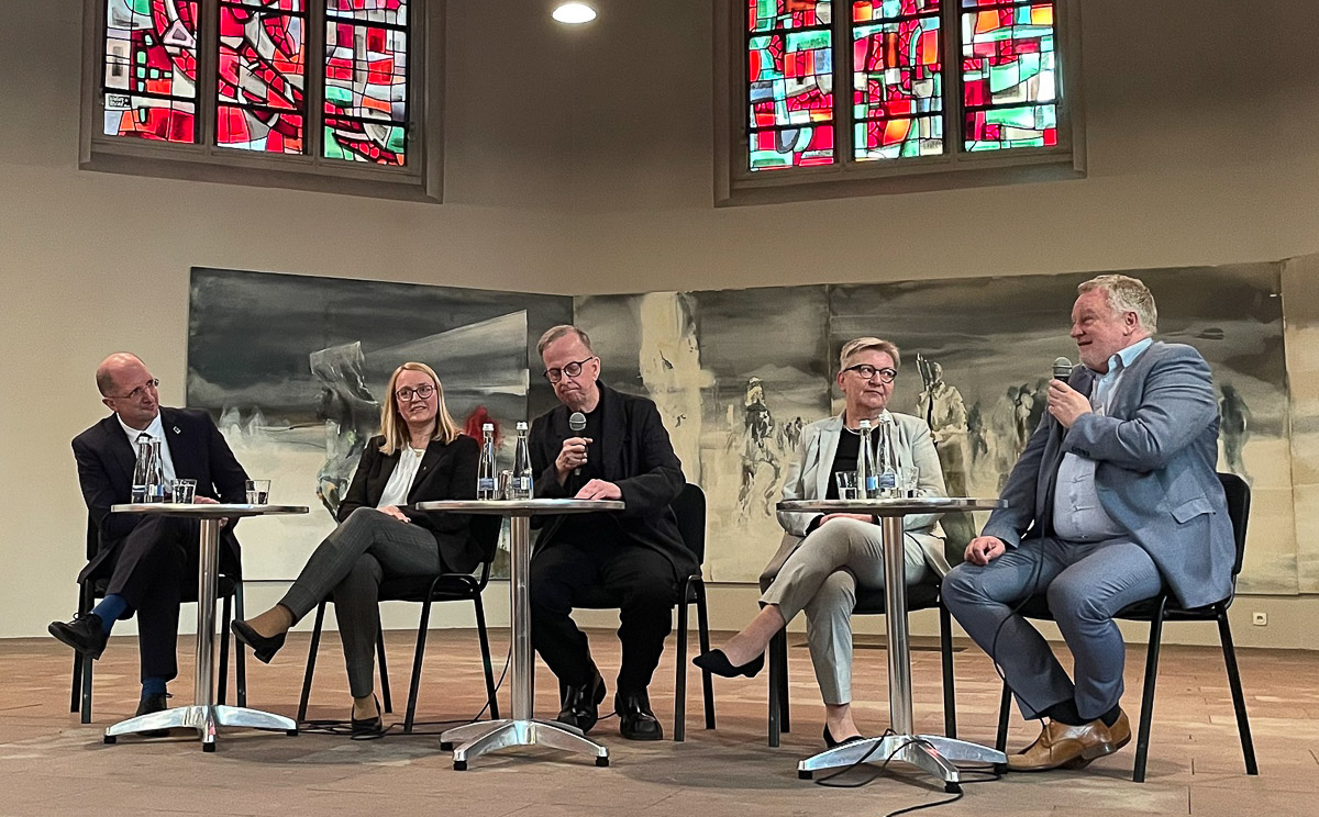 Podiumsdiskussion mit Dorothee Wüst, Präsidentin der Evangelischen Kirche der Pfalz (2. von rechts). Foto: Andreas Attinger