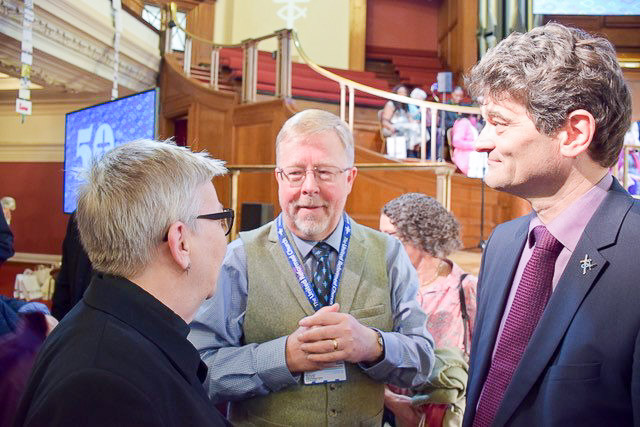 Dorothee Wüst (links) und Markus Jäckle (rechts) mit dem stellvertretenden Generalsekretär der United Reform Church, Philip Brooks. Foto:lk/Henninger