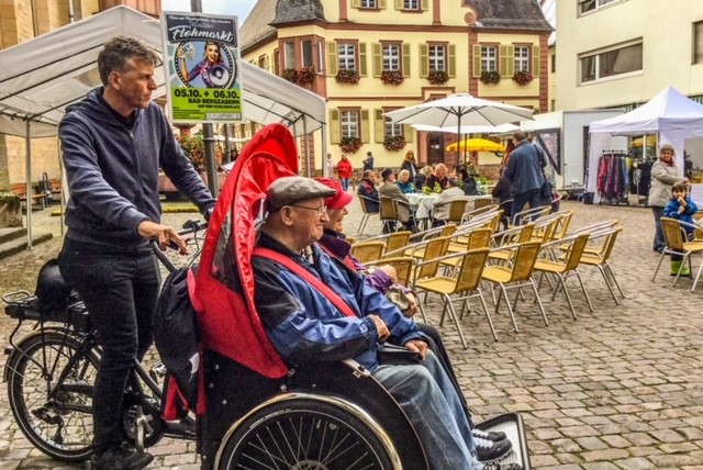 Rainer Brunck radelt Senioren durch Bad Bergzabern. Foto: Zenhom Haggag