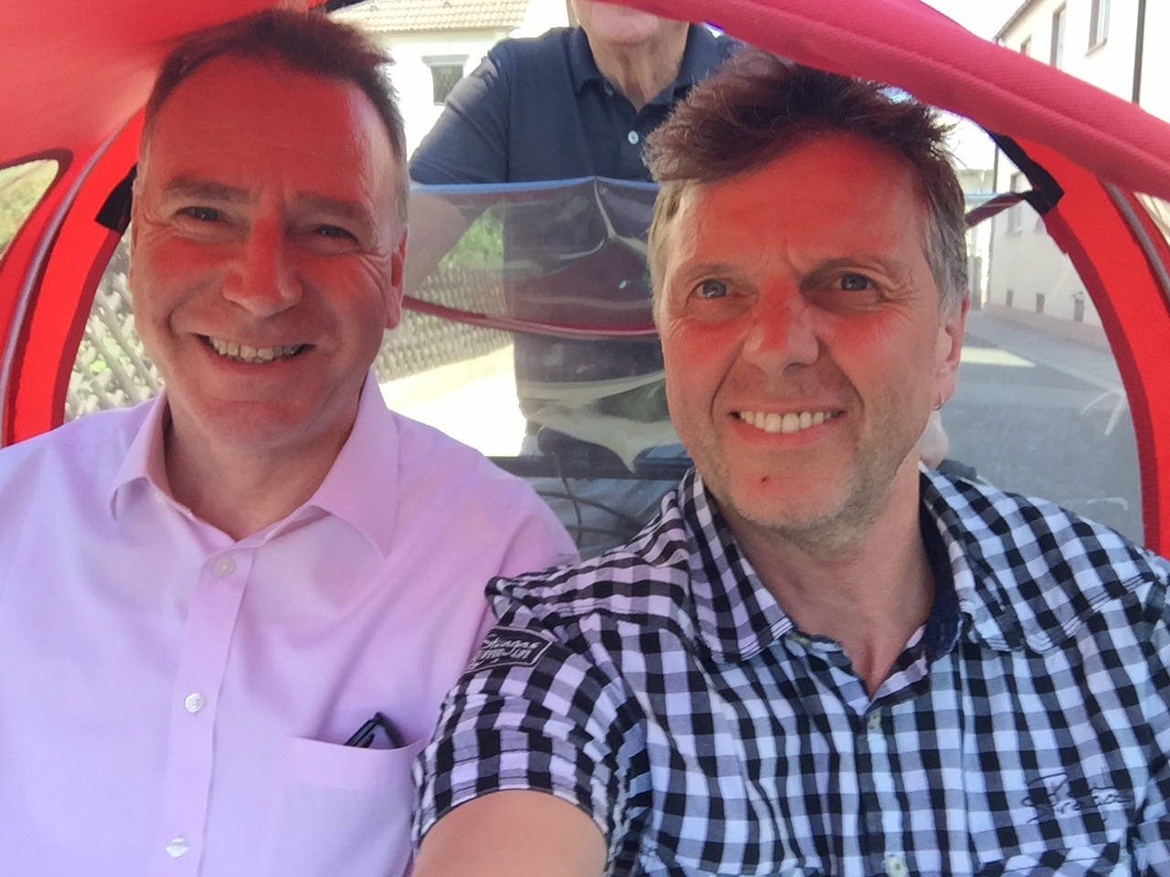 Zwei unter einem Dach: Rainer Brunck und Werner Busch haben das Rikscha-Projekt ins Rollen gebracht. Foto: R. Brunck