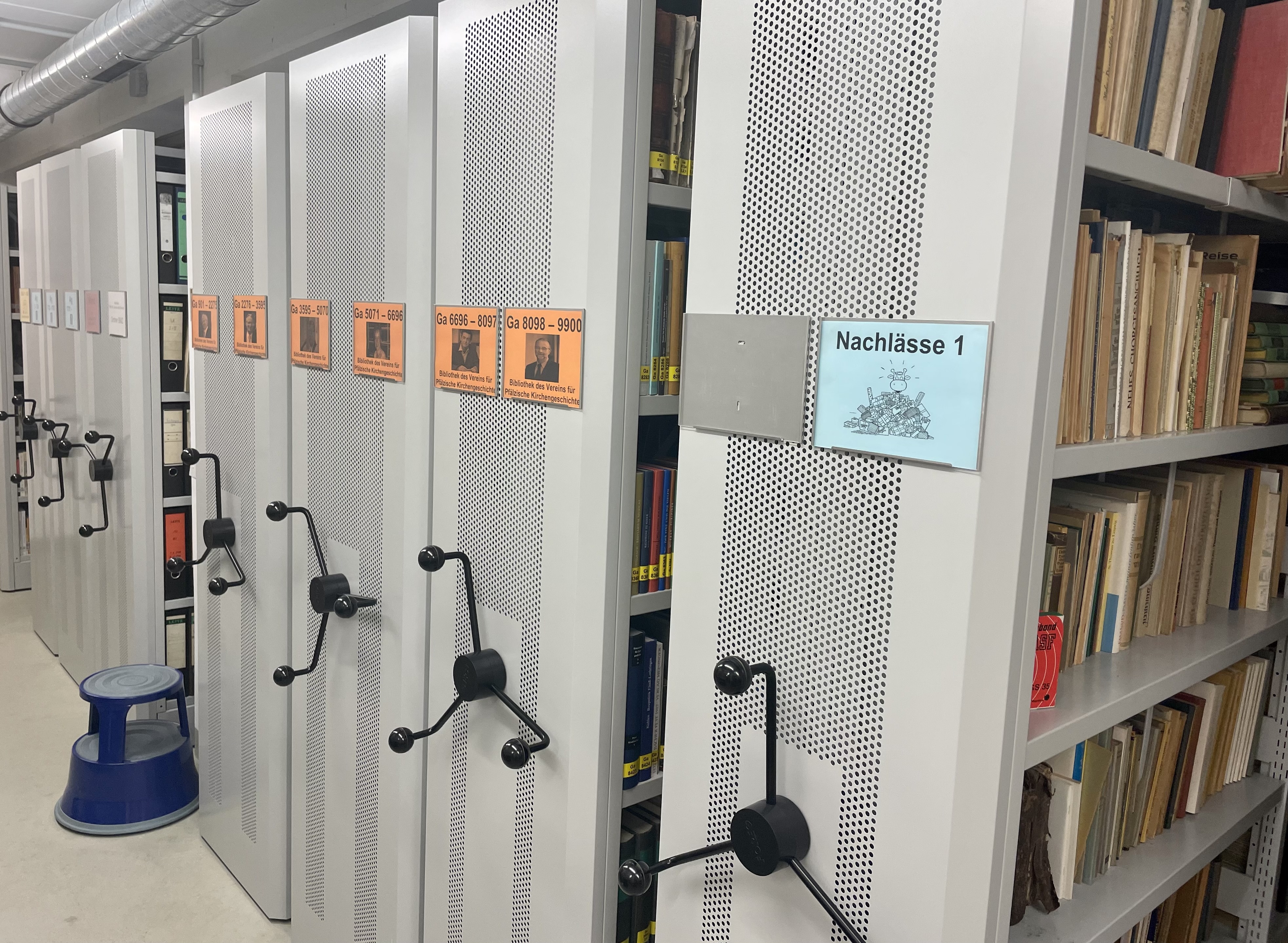 Hinter jedem Eck lauert Wissen: Archivschränke (Foto: mw)