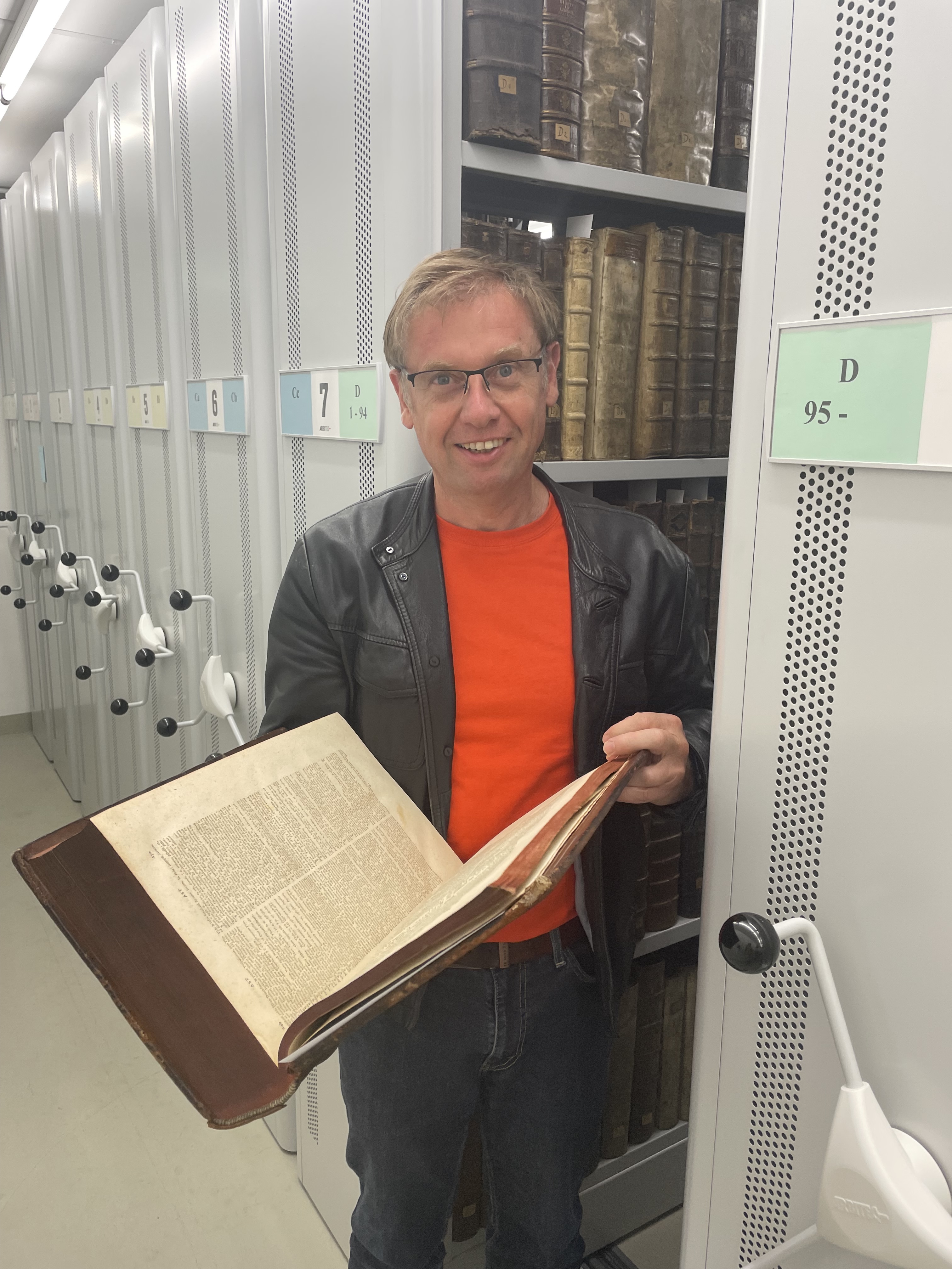 Peter Busch an seinem Bücher-Tatort in der BMZ (Foto: mw)