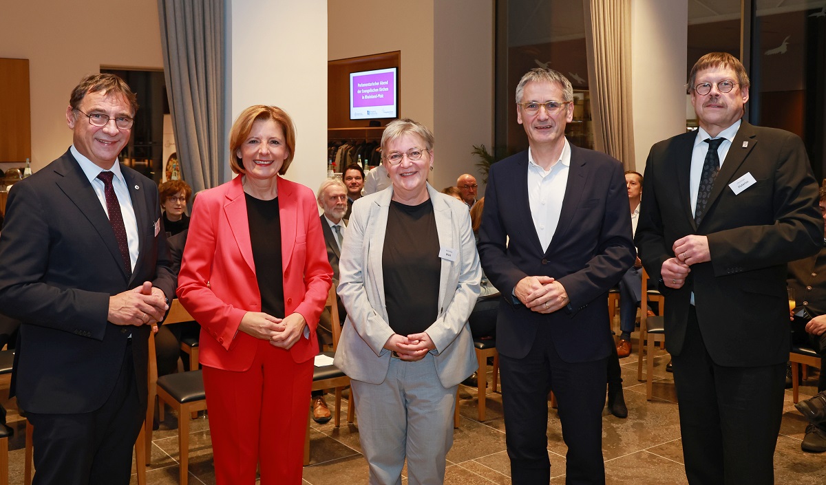 Volker Jung, Malu Dreyer, Dorothee Wüst, Hendrik Hering und Christoph Pistorius (von links) beim Parlamentarischen Abend der evangelischen Kirchen in Mainz. Foto: Bernd Eßling