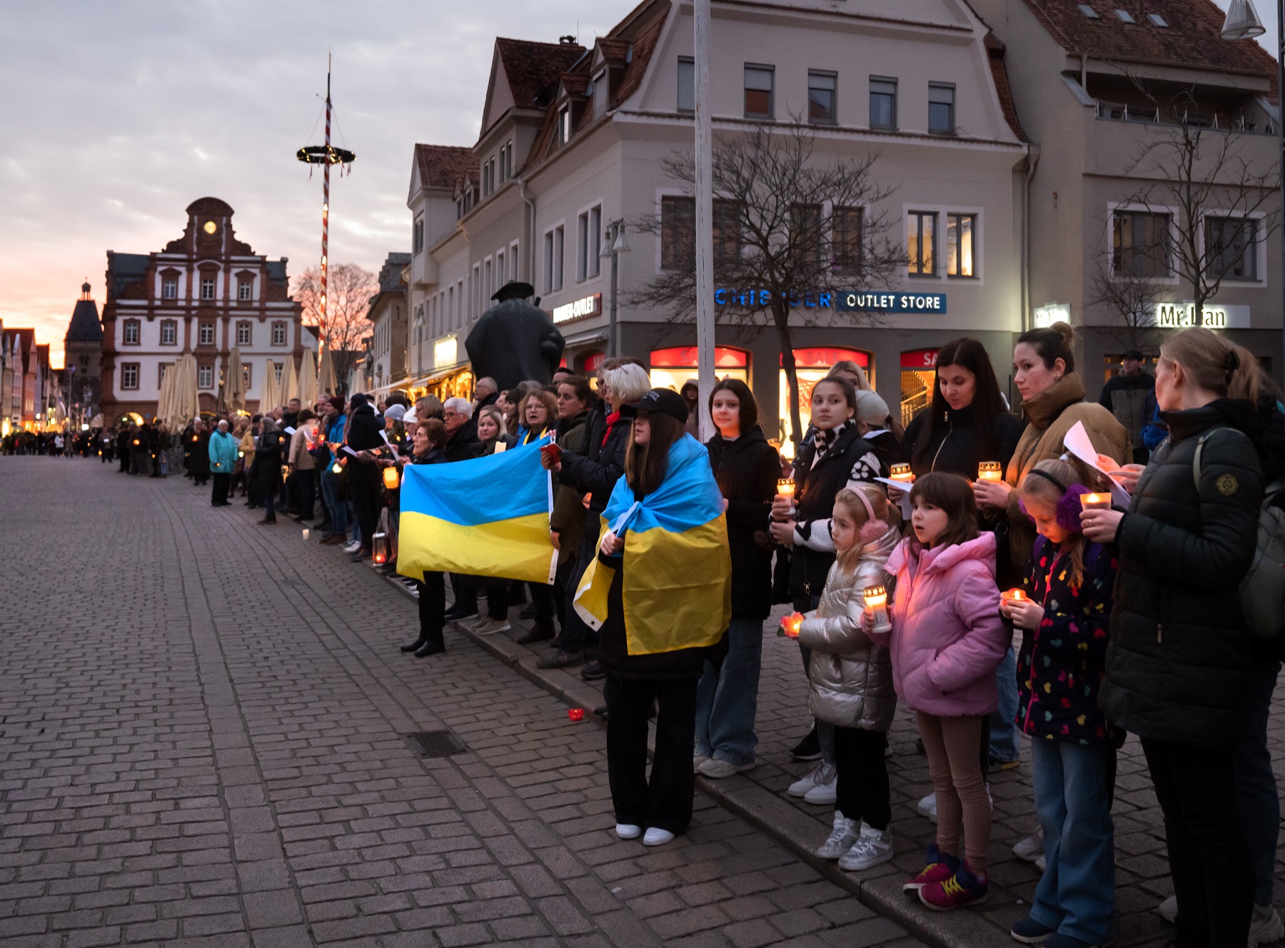 Vor dem Friedensgebet fand eine Lichterkette entlang der Speyerer Maximilianstraße statt.