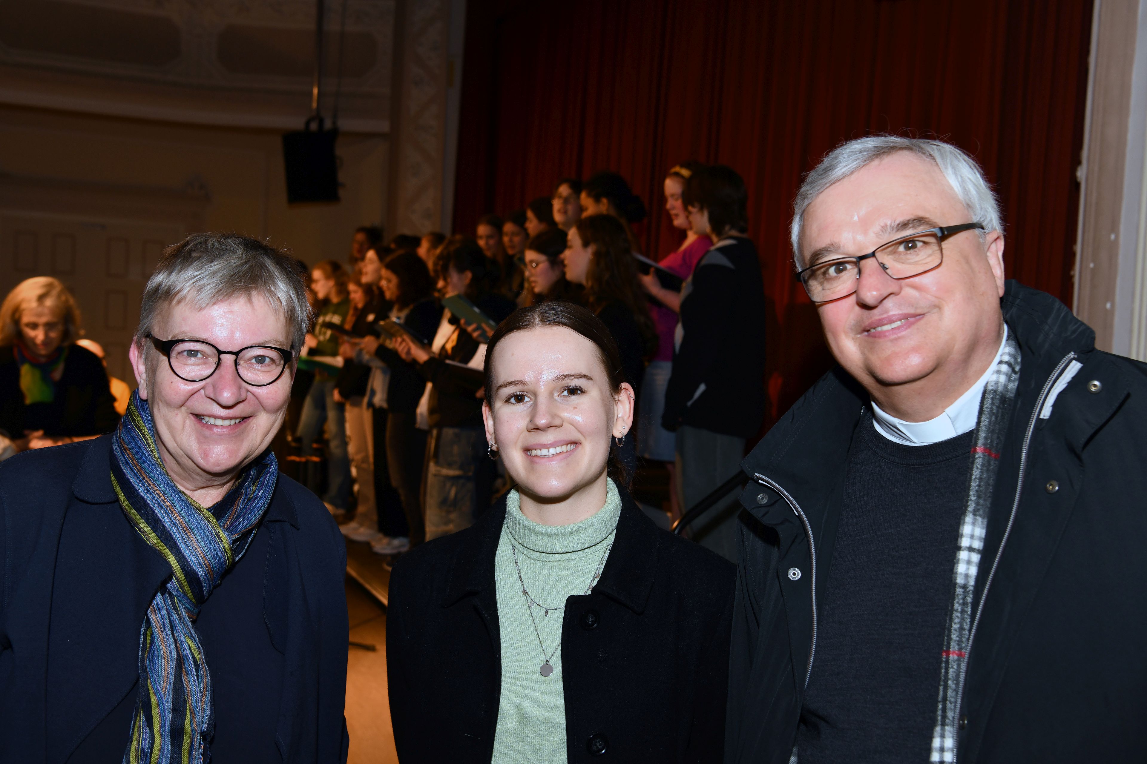 Autorin Mia Alana Melber mit Bischof Karl-Heinz Wiesemann und Kirchenpräsidentin Dorothee Wüst. Foto: privat